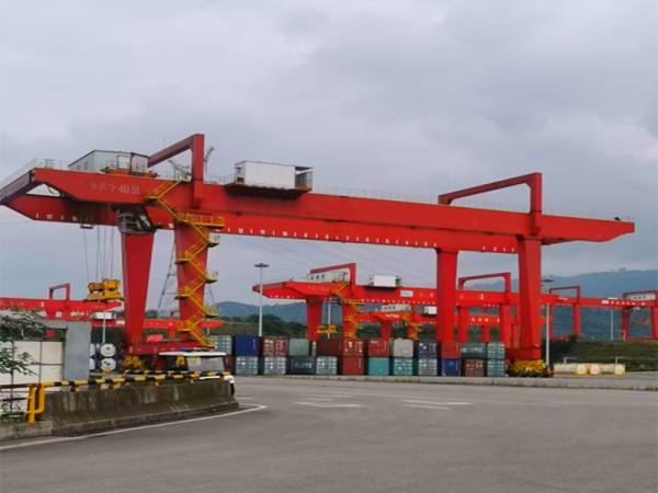 轨道式集装箱门式起重机